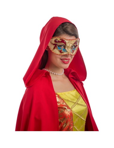 Maschera veneziana dorata con decorazioni rosse e azzurre indossata da donna con mantello rosso