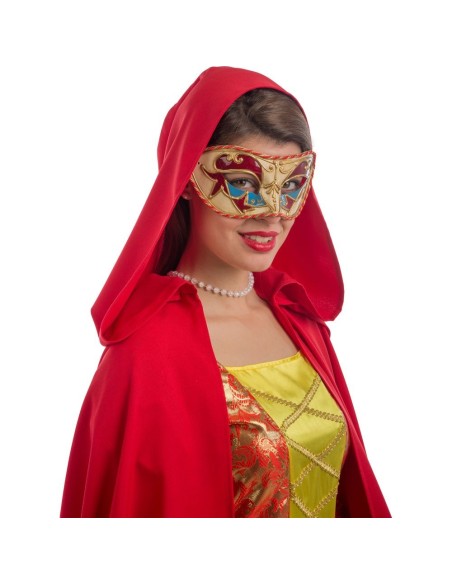 Maschera veneziana dorata con decorazioni rosse e azzurre indossata da donna con mantello rosso
