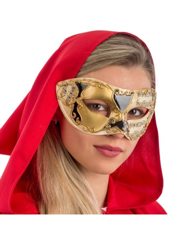 Maschera veneziana dorata e nera con decorazioni in rilievo indossata da donna con cappuccio rosso