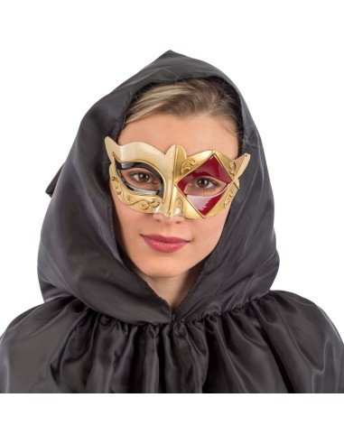 Maschera veneziana dorata con decorazioni rosse e nere indossata da donna con cappuccio