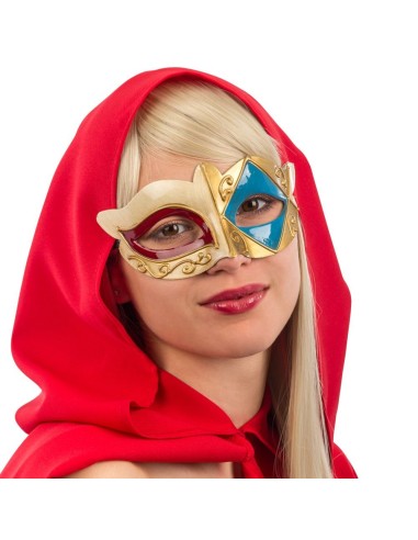 Maschera veneziana dorata e blu con decorazioni, indossata da donna con cappuccio rosso per Carnevale