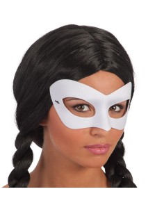 Maschera bianca in tessuto con elastico indossata da donna con capelli neri intrecciati per feste in maschera