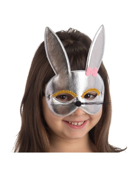 Maschera coniglietta argento metallizzata con orecchie e elastico indossata da bambina sorridente