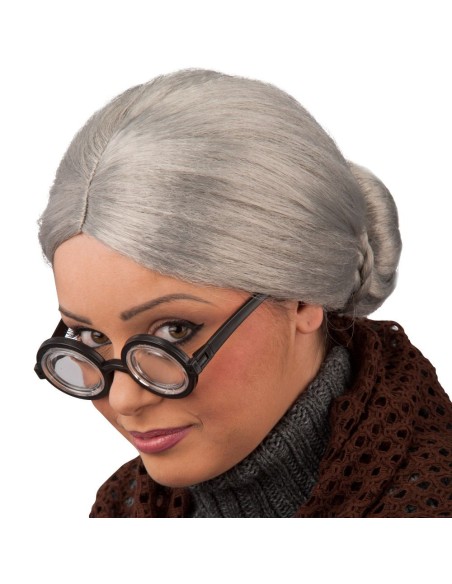 Parrucca grigia da nonnina con chignon e donna che indossa occhiali da vista