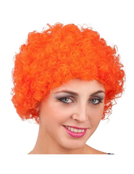 Parrucca riccia arancione voluminosa indossata da donna per travestimenti Carnevale Halloween