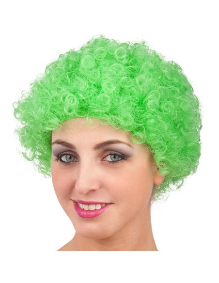 Parrucca ricciolina verde voluminosa per travestimenti e feste a tema indossata da donna