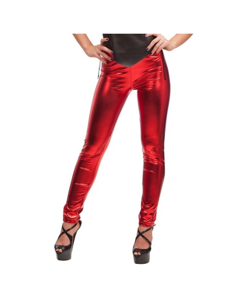 Leggings rossi metallici lucidi elasticizzati indossati con scarpe nere con plateau per donna