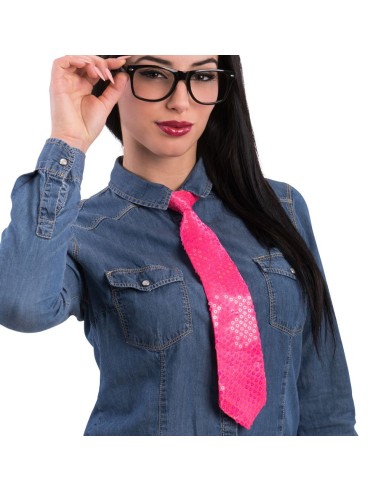 Cravatta rosa fluo con paillettes brillanti indossata con camicia jeans, accessorio glamour per feste