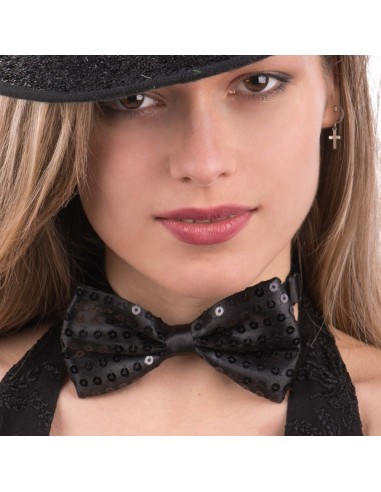 Papillon nero con paillettes scintillanti indossato da donna bionda con cappello elegante per feste e spettacoli
