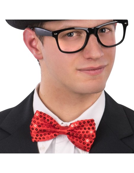 Papillon rosso brillante con paillettes indossato su giacca elegante nera con camicia bianca