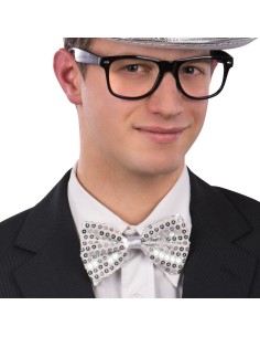 Papillon argento con paillettes scintillanti indossato con smoking nero per feste eleganti