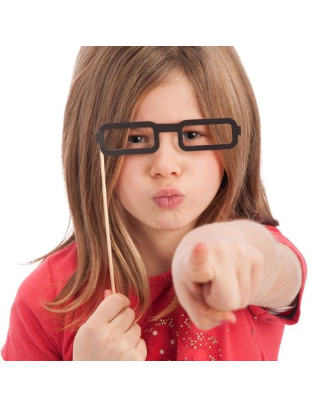 Bambina con occhiali rettangolari in cartoncino con bastoncino per photo booth e feste