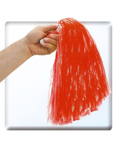 Pon pon rosso con frange per cheerleader tenuto in mano su sfondo bianco