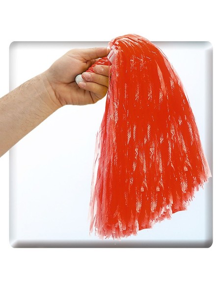 Pon pon rosso con frange per cheerleader tenuto in mano su sfondo bianco