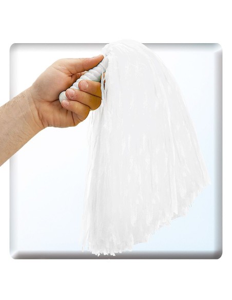 Pon pon bianco soffice tenuto in mano per costumi di Carnevale e travestimenti