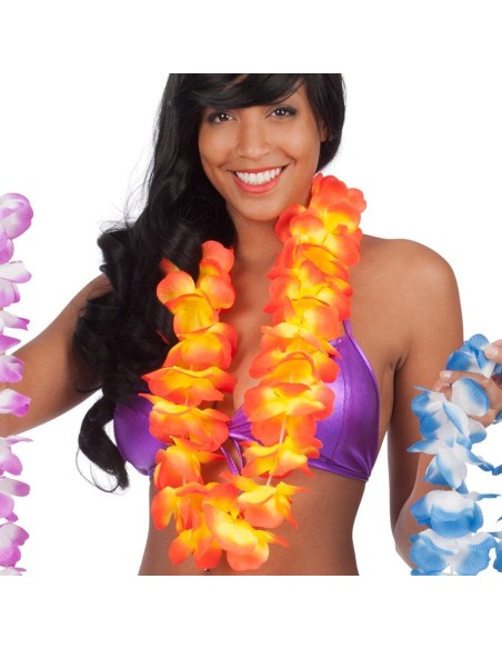 Collana hawaiana con grandi fiori in stoffa arancione e gialla indossata da modella con bikini viola