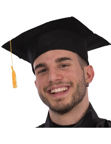 Cappello laureato nero con nappa dorata indossato da giovane sorridente per cerimonia di laurea