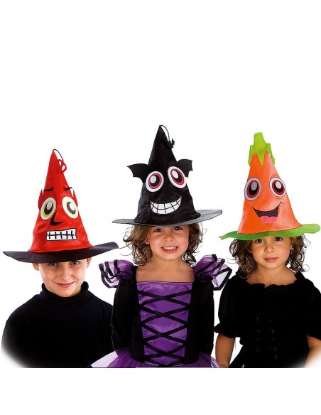 Tre bambini indossano cappelli da strega colorati Halloween rosso nero e arancione con facce sorridenti