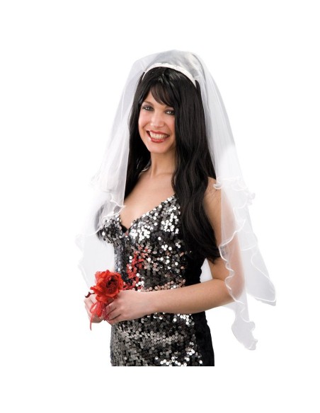 Velo da sposa bianco con cerchietto indossato da donna sorridente con abito scuro e bouquet rosso