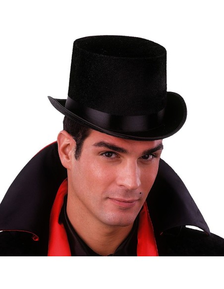 Uomo che indossa elegante cilindro nero in velluto e feltro per costume d'epoca vittoriano