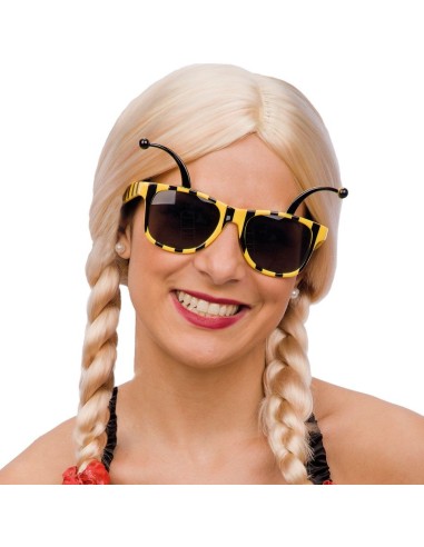 Occhiali da sole gialli e neri a righe con antennine per costume da ape indossati da donna bionda