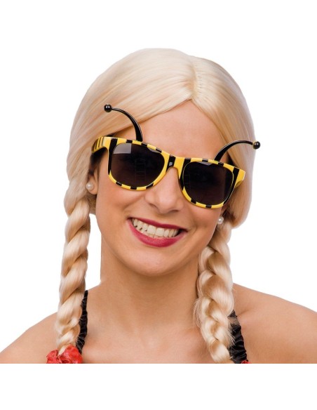 Occhiali da sole gialli e neri a righe con antennine per costume da ape indossati da donna bionda