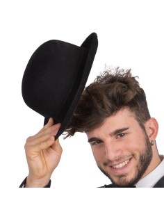 Bombetta nera in tessuto scamosciato indossata da uomo sorridente per costumi vintage