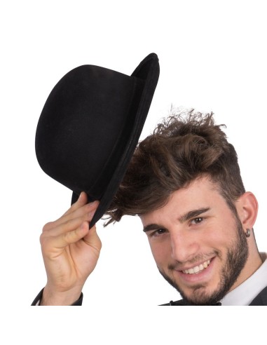 Bombetta nera in tessuto scamosciato indossata da uomo sorridente per costumi vintage