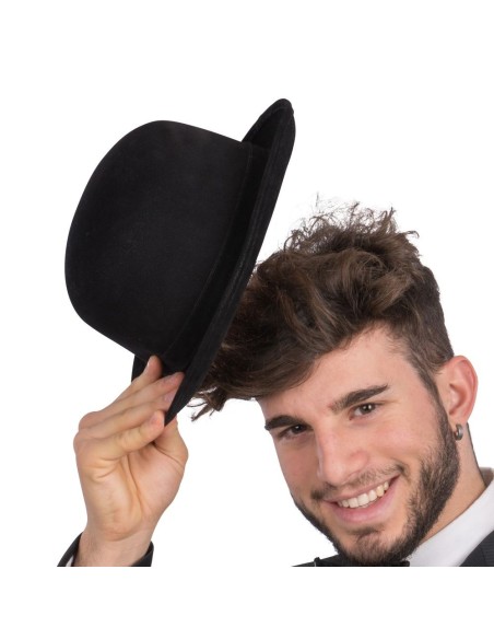 Bombetta nera in tessuto scamosciato indossata da uomo sorridente per costumi vintage