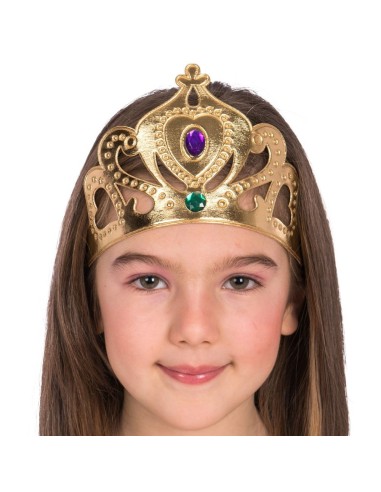 Coroncina principessa dorata con gemme viola e verdi indossata da bambina su sfondo bianco