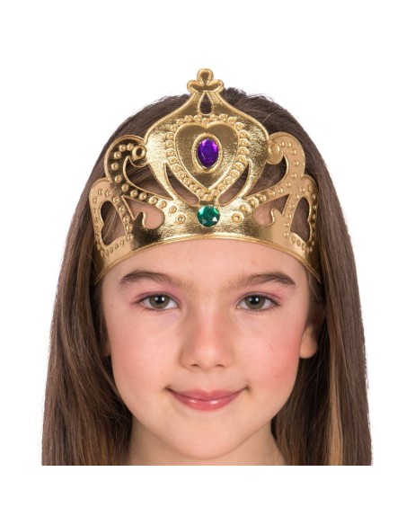 Coroncina principessa dorata con gemme viola e verdi indossata da bambina su sfondo bianco