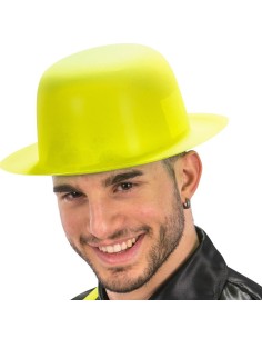 Bombetta giallo fluo in plastica indossata da uomo sorridente per feste a tema