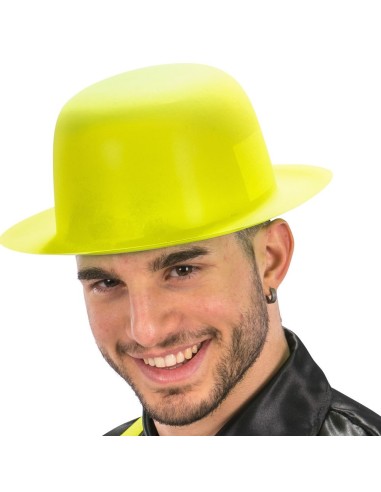 Bombetta giallo fluo in plastica indossata da uomo sorridente per feste a tema