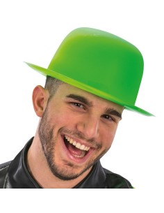 Bombetta verde fluo in plastica indossata da uomo sorridente per feste e travestimenti