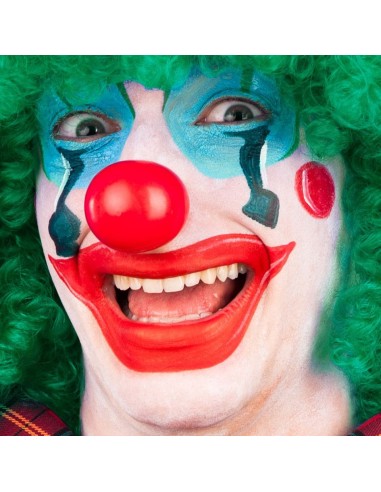 Naso da clown rosso rigido indossato con trucco colorato e parrucca verde per costume pagliaccio