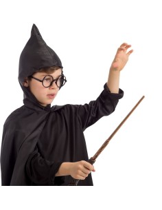 Bambino con costume da mago nero e bacchetta magica in legno per Halloween e feste a tema