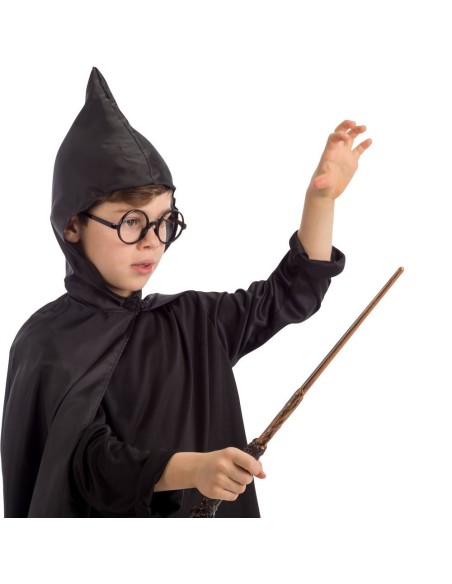 Bambino con costume da mago nero e bacchetta magica in legno per Halloween e feste a tema