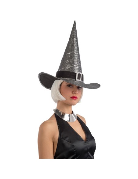 Cappello da strega grigio metallizzato con fibbia e punta alta indossato da donna