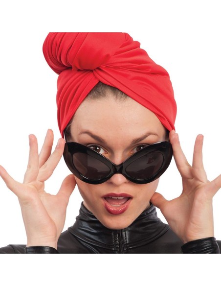 Donna con occhiali da sole neri anni 50 e turbante rosso stile vintage retrò