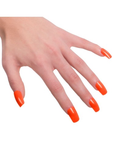 Unghie finte arancioni fluorescenti applicate su mano per Halloween e feste a tema
