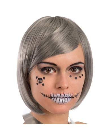 Adesivi decorativi teschio per viso Halloween con bocca cucita e simboli gotici applicati su modella