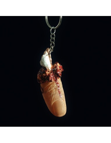 Portachiavi dito mozzato con sangue finto e anello metallico su sfondo nero per Halloween
