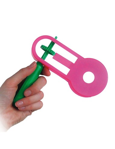 Raganella trick track rosa con manico verde tenuta in mano per effetti sonori