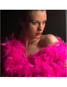 Donna con boa di piume fucsia fluo lungo per feste e spettacoli glamour