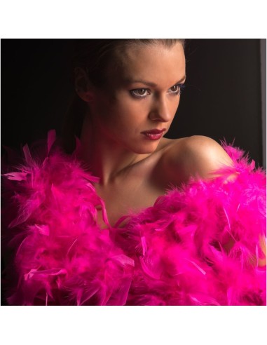 Donna con boa di piume fucsia fluo lungo per feste e spettacoli glamour