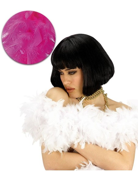 Boa di piume fucsia 180cm con modella che indossa parrucca nera e boa bianco per feste e carnevale