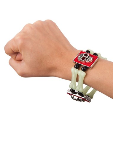 Bracciale Halloween con ossa fosforescenti e teschi metallici indossato al polso per costume horror