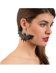 Orecchini pendenti a forma di pipistrello nero indossati da donna per Halloween