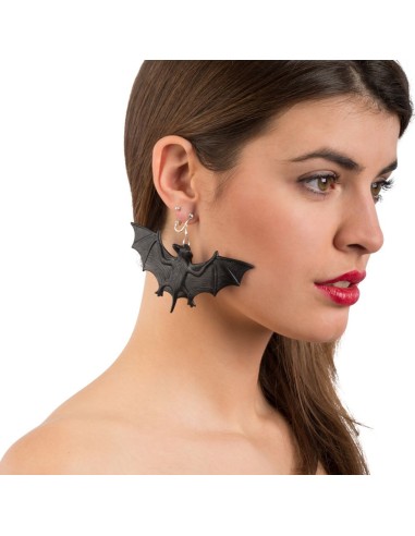 Orecchini pendenti a forma di pipistrello nero indossati da donna per Halloween
