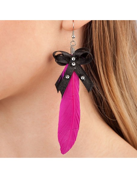 Orecchini pendenti con piuma fucsia e strass neri a forma di farfalla per feste e travestimenti